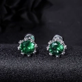 Foto macro de pendientes de corona de plata con brillantes piedras de circón verde - 10mm / Verde