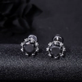 Primer plano macro de pendientes punk de circón negro con engaste de plata y cierre de rosca - 10mm / Negro