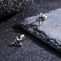 Dettaglio di orecchini a perno gotici in acciaio titanio con rosa in zircone rosso e croce - Stile Argento con Intarsio di Pietra Rossa (X1154-B)