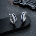 Silberne Creolen mit quadratischem blauem Stein und Mikropavé-Zirkonia-Akzenten - Blau (X1160-A)