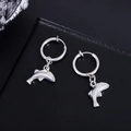 Orecchini a cerchio con delfino in acciaio inossidabile lucido su sfondo nero - Orecchino a clip con pendente a delfino (X1173-A)