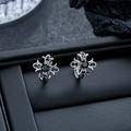 Gotische Silber-Kreuzohrringe mit schwarzen Zirkonia auf einer Schmuckschatulle - Silber mit schwarzem Zirkonia