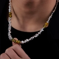 Collier court avec perles argentées et pierres Dzi vertes sur vêtement noir - Style L1128-A (45CM)