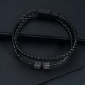 Makroaufnahme der mehrsträngigen Lederarmbands mit mattem schwarzem Magnetverschluss - 17cm / Zirkonia Perle Geflochtener Stil (S118-A)