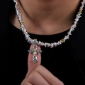 Collana con croce, perle metalliche e pendente gotico inciso indossata da un modello - L1130-A (Collana con Croce) 45cm