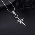 Gros plan d'un pendentif étoile à huit branches serti de diamants sur chaîne serpent - Style Argent (L1132-A)