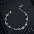 Details des silbernen Gliederarmbands mit strukturierter Oberfläche und Karabinerverschluss - S428-A (Gezwicktes Armband)