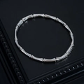 Detailweergave van een zilveren bamboe-armband met gepolijste spiegelafwerking op zwart - Zilveren Bamboe Knoop Armring (S424-A)