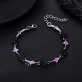 Dettaglio del bracciale gotico a stella con fiore nero e accenti in smalto viola scuro - Stile Fiore Viola Nero (S427-A)