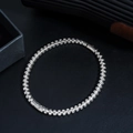 Dettaglio del bracciale a sfere argentate con chiusura a cilindro su sfondo nero - Stile Perla a Spirale (S421-A)
