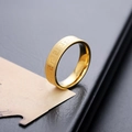 Eleganter Ring mit Gold-Mäander-Muster aus Titanstahl mit mattem und poliertem Finish - US 7 / Gold