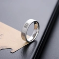 Polierter Ring aus Titanstahl in Silber mit griechischem Mäandermuster und Perlenrand - US 7 / Silber