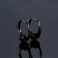 Schwarze Edelstahl-Creolen für Herren mit geometrischen Facetten und Punk-Stil-Detail - X059-B Schwarz / Schwarz