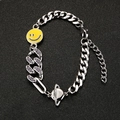 Bracciale da uomo a catena cubana con ciondolo smiley giallo e zirconi viola incastonati - Stile Faccina con Strass (S024-A) / 19+5cm