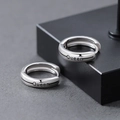 Minimalistische silberne ovale Ohrringe mit Queen-Gravur und hochwertigem Metallfinish - Queen-Buchstaben