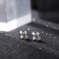 Pendientes de cruz para hombre en plata con incrustaciones de circonitas brillantes - Cruz Blanca Zirconia (X203-A)
