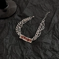 Dettaglio del bracciale a doppio strato in acciaio al titanio con targhetta OREAD - Bracciale con Lettere a Doppio Strato (S079-A)