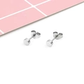 Boucles d'oreilles rondes en argent poli avec fermoir papillon sur support - 4mm / Argent