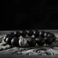 Dettaglio di perline in pietra lavica nera e cilindro d'argento con trama a scaglie - 10mm