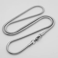 Collar de cadena de serpiente de acero de titanio plateado pulido con cierre - Cadena de Serpiente Redonda 1mm / 45cm