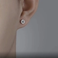 Orecchino tondo argento stile retrò con bussola incisa indossato da uomo - Orecchino a timone (X224-B) / Chiusura a Farfalla Standard