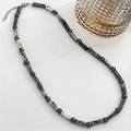 Vue détaillée d'un collier de perles en pierre neutre avec texture noire et blanche - Style Texturé (L204-A)