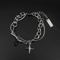 Detail eines zweilagigen Punk-Armbands mit Sternanhänger und schwarzem Edelstein-Inlay - Sternig Schwarz Edelstein Armband