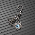 Punk Gothic Schlüsselanhänger mit Totenkopf und blauem Auge auf schwarzem Hintergrund - Silber