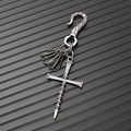 Dettaglio portachiavi punk con croce di teschi in argento vintage e gancio a S decorato - Argento