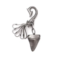 Portachiavi con dente di squalo retrò con chiusura a amo e cinque anelli in argento antico - Argento Antico
