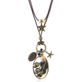 Collana vintage stile foresta con perle in legno e pendenti in bronzo su cordino marrone - Marrone Scuro