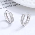 Elegante Creolen aus 925er Sterlingsilber mit zweireihigen funkelnden weißen Zirkoniasteinen - 925er Silber / Weißgold