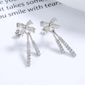 Elegantes pendientes de lazo de plata 925 con borlas dobles de circonita cúbica brillante - Borla de Lazo / Oro Blanco