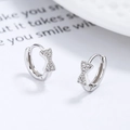 Gepolijste 925 sterling zilveren strik oorbellen met zirkonia in diagonaal aanzicht - 925 zilver / Witgoud