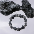 Bracelet perles minimaliste avec croix noire et sphères argentées sur du marbre - Bracelet Croix Sombre (S535-A)