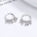 Orecchini a cerchio in argento 925 con perline rotonde appese su uno sfondo bianco - Argento 925 / Oro Bianco