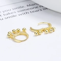 Orecchini a cerchio in argento 925 placcato oro con perline su sfondo bianco - Argento 925 / Oro