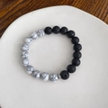 Bracciale da uomo in pietra vulcanica nera e perline di marmo bianco su un vassoio - Bracciale a contrasto bianco e nero