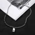 Collana minimalista in acciaio al titanio argento con pendente geometrico e catena asimmetrica - Collana con Targhetta Spezzata Asimmetrica Personalizzata (L178-A)