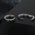 Orecchini unisex in argento con stelle, smalto nero e dettagli incisi stile punk - Orecchino a Cerchio Stella (X204-A)