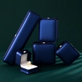 Premium dunkelblaue Leder Schmuckschatulle Set mit goldener Krone und Samtfutter - Kronen Ring Box / Blau