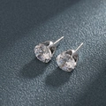 Klassische sechs-Krallen Silber-Ohrringe mit rundem Zirkonia auf marineblauem Leder - Sechs-Krallen-Rundstil (X586-C) / 8mm