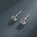 Klassische silberfarbene 6-Krappen-Ohrstecker mit klaren runden Zirkonia-Steinen - Sechs-Krallen-Rundstil (X586-B) / 6mm