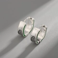 Minimalistische Avocado-Ohrringe in Silber mit grünem Emaille und schwarzer Textur - Avocado-Stil (X217-A)