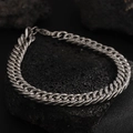 Poliertes silbernes Panzerarmband aus Edelstahl mit Karabinerverschluss auf Lavastein - 18cm
