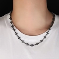 Vintage-Halskette mit Kreuzgliedern in geschwärztem Silber getragen auf einem T-Shirt - L873-A (Kreuz Halskette)