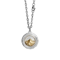 Collier en argent avec un pendentif circulaire à relief de montagne doré sur blanc - Motif de Montagne Dorée (L957-B) / 60CM