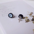 Pendientes redondos minimalistas con piedra de luna azul y marco negro de estilo unisex - Multicolor (X656-A)