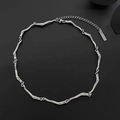 Collana minimalista argento a onde con design fluido in acciaio al titanio lucido - Stile Onda Fluida (L657-A) / Argento