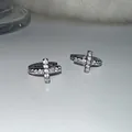 Silberne Kreuz-Ohrringe mit Zirkonia-Inlay auf weißem, minimalistischem Hintergrund - Strass-Kreuz-Ohrringe / Silber